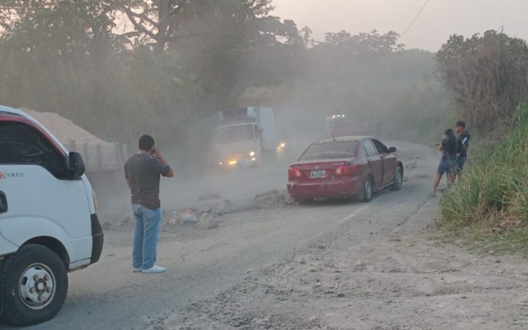 Tráiler pierde carga de cemento y bloquea ambos carriles en San Antonio Suchitepéquez