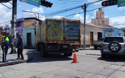 Camión con falla mecánica en la zona 3 de Quetzaltenango