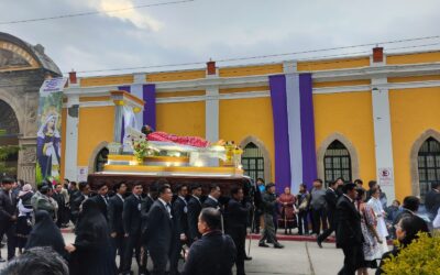 Histórico: Tras 96 años de espera, el Señor Sepultado de El Calvario sale en procesión por primera vez en Xela