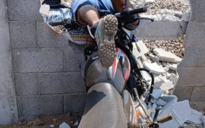 Motorista en estado delicado tras colisionar contra escuela