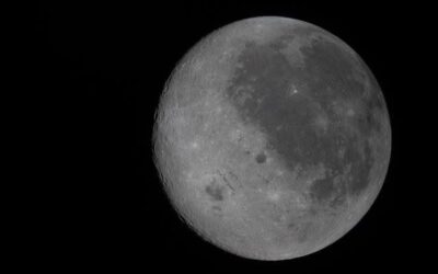 Tripulación Artemis II presenta vistas cercanas y lejanas de la Luna