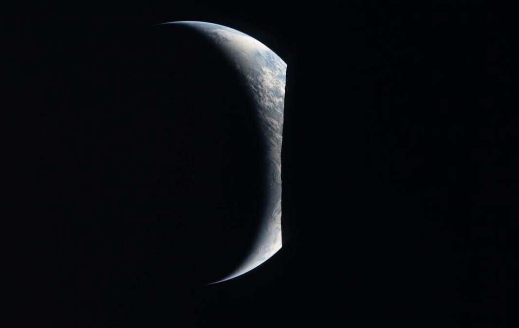Los astronautas de Artemis II han completado su vuelo lunar y están volando hacia casa