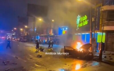 Rescatan a tres jóvenes, en estado delicado, tras impacto con poste e incendio de vehículo