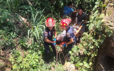 Bomberos rescatan a motorista en hondonada