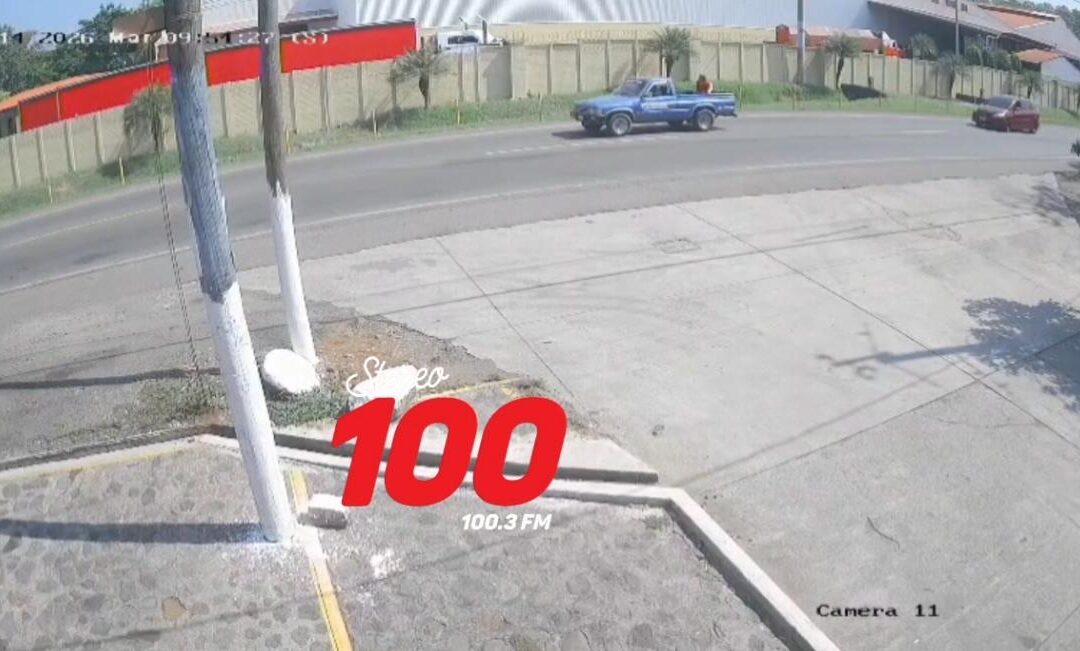 Cámara graba colisión entre patrulla de PNC y vehículo