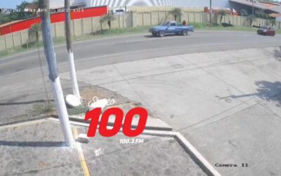 Cámara graba colisión entre patrulla de PNC y vehículo