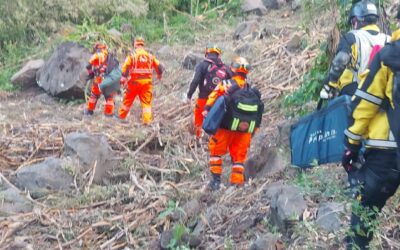 Buscan a hombre quien cae a barranco en Sololá