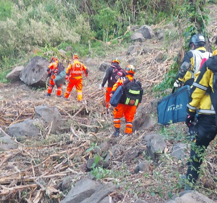 Buscan a hombre quien cae a barranco en Sololá
