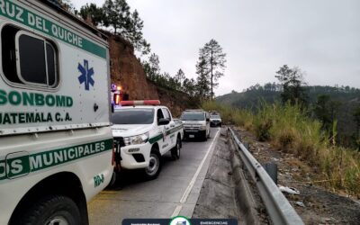Tragedia en ruta a Quiché: Microbús cae a barranco y mueren tres personas