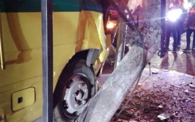 Bus daña infraestructura eléctrica en zona 3 de Quetzaltenango