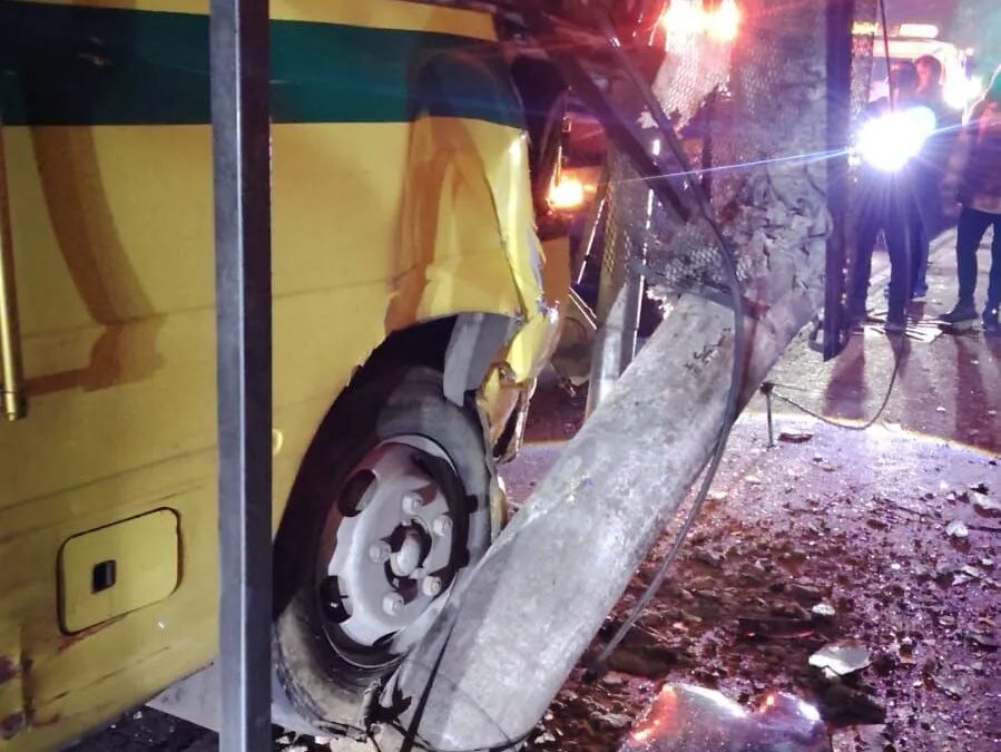 Bus daña infraestructura eléctrica en zona 3 de Quetzaltenango