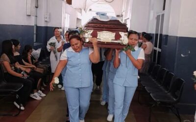 Compañeros y familiares brindan el último adiós a la enfermera Katy Flores tras su trágico asesinato en Mazatenango