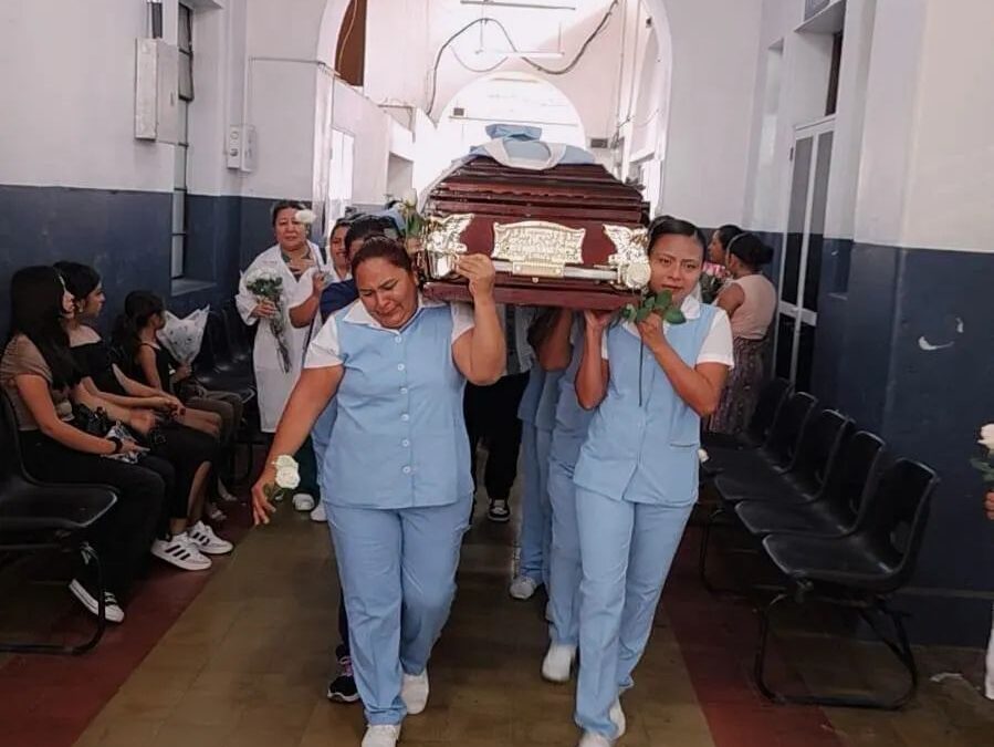 Compañeros y familiares brindan el último adiós a la enfermera Katy Flores tras su trágico asesinato en Mazatenango