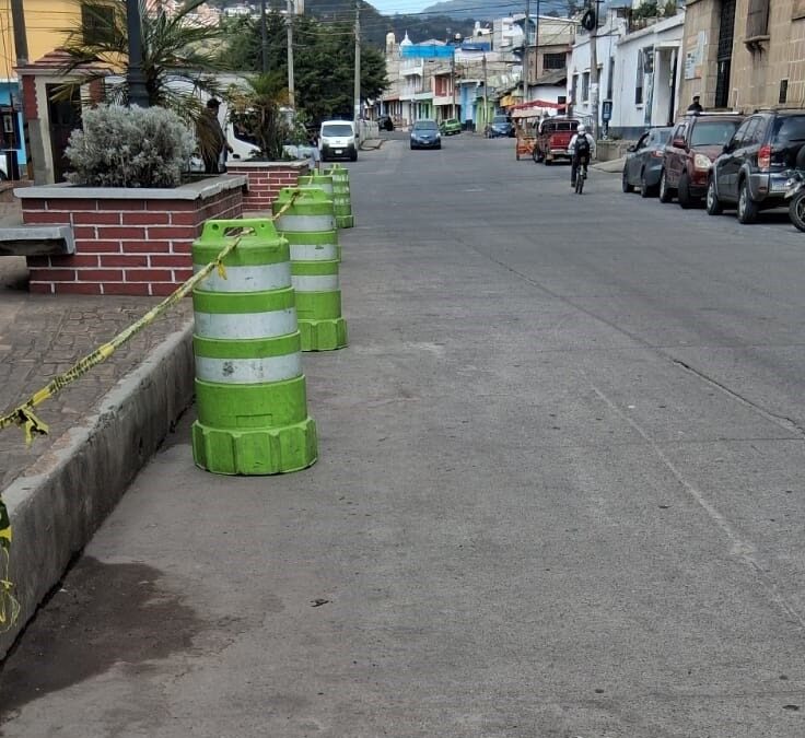 Colocan señalización circunstancial para mejorar circulación vial en zonas 1 y 2 de Xela