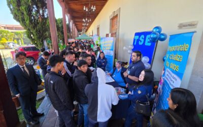 Universitarios conocen funciones de Instituciones en Feria Administrativa