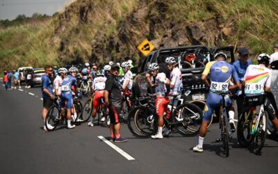 Motorista provoca caída masiva en el inicio de la Vuelta Ciclística 2026