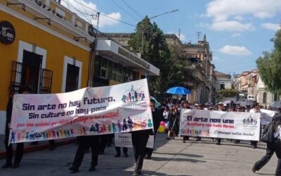Estudiantes protestan frente a la Municipalidad por negativa de uso del Teatro Municipal