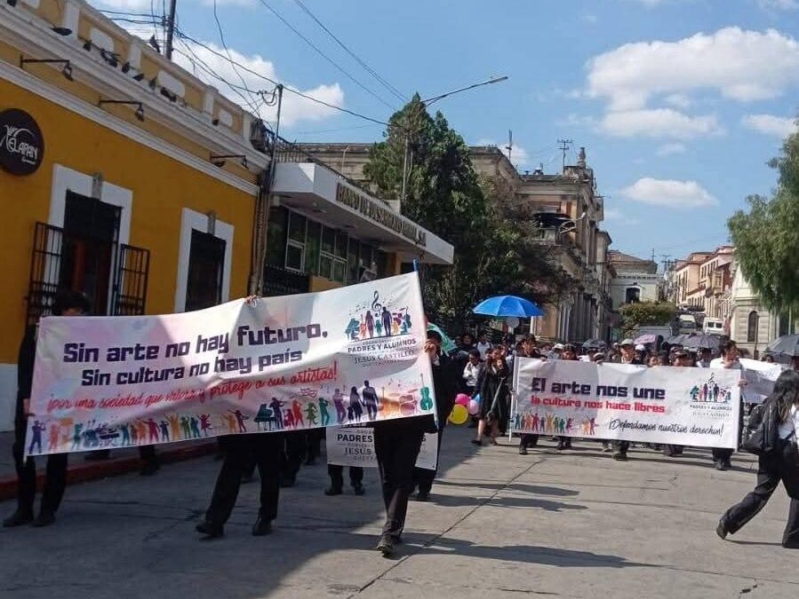 Estudiantes protestan frente a la Municipalidad por negativa de uso del Teatro Municipal