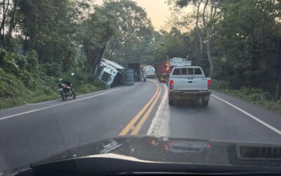 Tráiler vuelca en el km 155 de la ruta al Pacífico y genera fuerte congestionamiento