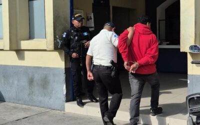 Llega a denunciar y termina capturado por cinco órdenes de extorsión