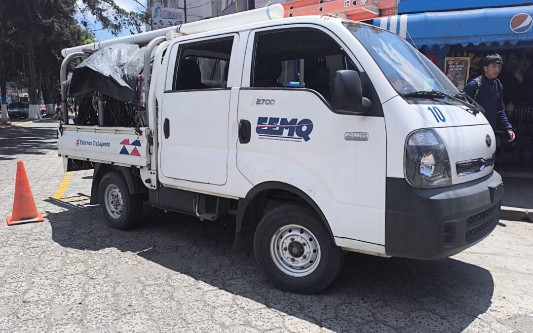 EEMQ cambia protecciones y revisa red para evitar fallas
