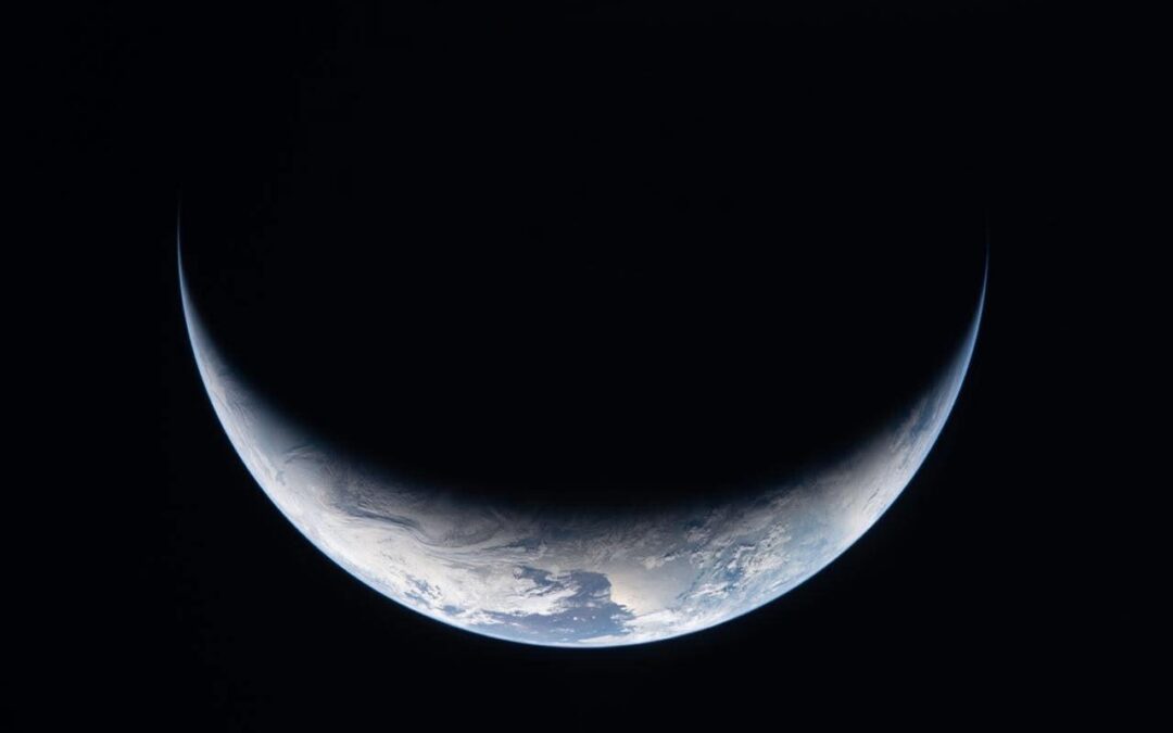 Astronautas de Artemis II están a mitad de camino entre la Luna y la Tierra