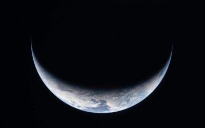 Astronautas de Artemis II están a mitad de camino entre la Luna y la Tierra