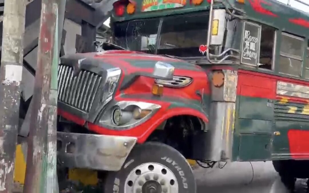 Bus se empotra en pasarela del Km. 18
