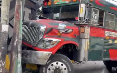 Bus se empotra en pasarela del Km. 18