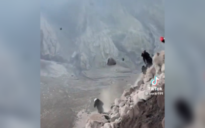 Turistas se exponen al peligro en el volcán Santiaguito