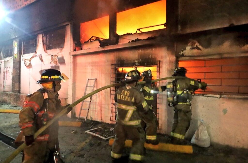 Voraz incendio consume bodegas en carretera a El Salvador