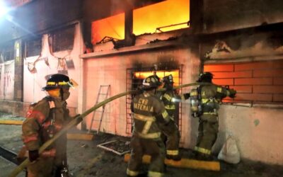 Voraz incendio consume bodegas en carretera a El Salvador