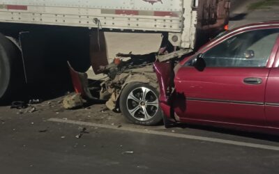 Accidente de madrugada: Conductor herido tras colisionar contra camión en la zona 8