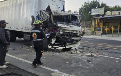 Rescate con equipo hidráulico tras fuerte colisión de vehículos de carga en la ruta Interamericana
