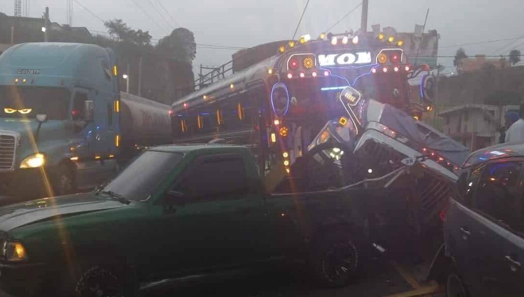 Colisión múltiple entre autobús y varios vehículos provoca caos vial en la bóveda de Chiquilajá