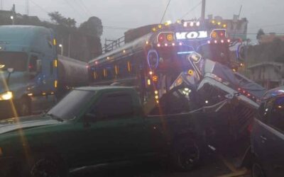 Colisión múltiple entre autobús y varios vehículos provoca caos vial en la bóveda de Chiquilajá
