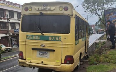 Autobús queda encunetado y genera complicaciones viales en la zona 3 de Quetzaltenango
