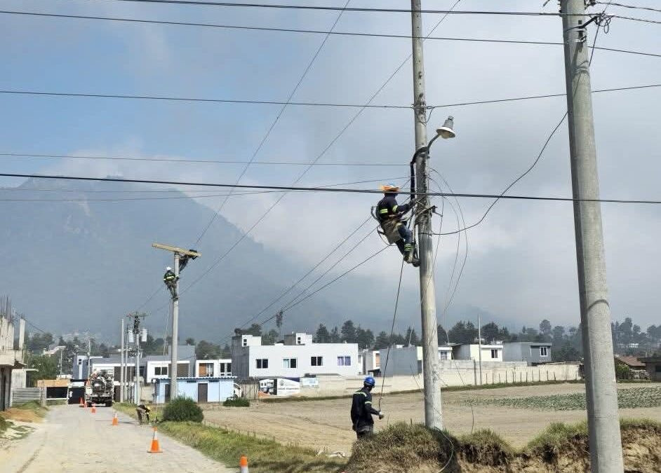 Avanza proyecto de mejora en red eléctrica que fortalecerá el suministro en el Valle de Palajunoj