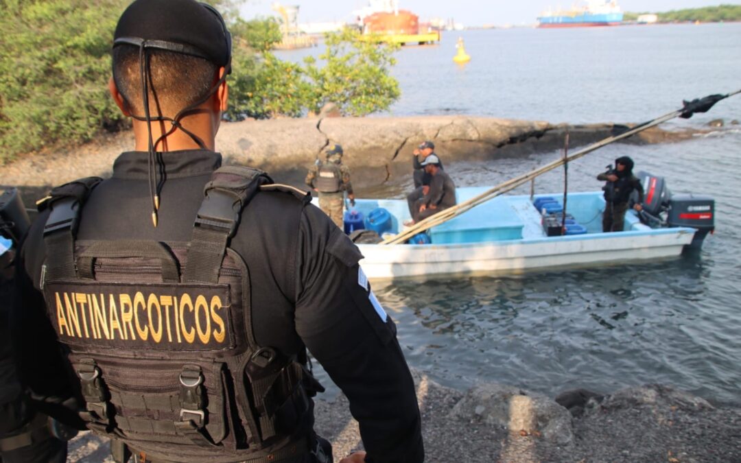 Fuerzas de seguridad incautan cargamento de 800 paquetes de cocaína tras interceptar lancha en el Pacífico