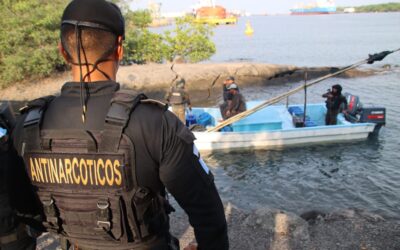 Fuerzas de seguridad incautan cargamento de 800 paquetes de cocaína tras interceptar lancha en el Pacífico