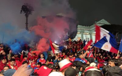 Pasión bajo la lluvia: afición superchiva arropa al plantel con un multitudinario banderazo frente al Teatro Municipal