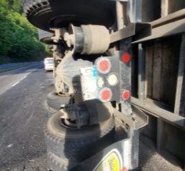 Camión vuelca en la ruta Interamericana