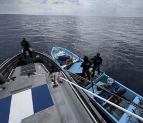Fuerzas navales interceptan narcolancha en el Pacífico y decomisan cargamento ilícito
