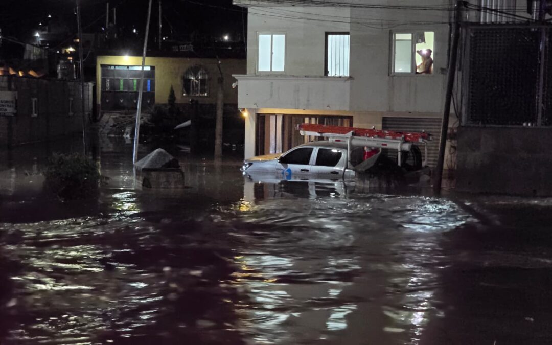 Vehículo atrapado en inundaciones en Totonicapán