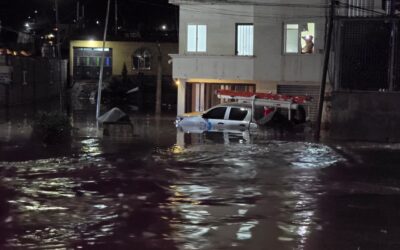 Vehículo atrapado en inundaciones en Totonicapán