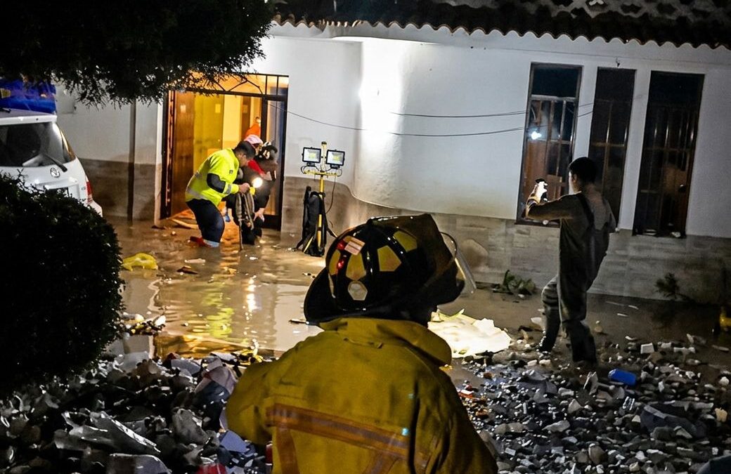 Rescatan a familia tras inundación en Totonicapán