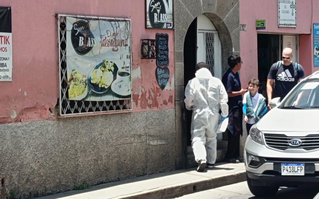 MP y PNC desarrollan levantamiento de cadáver de mujer en restaurante