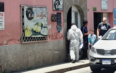 MP y PNC desarrollan levantamiento de cadáver de mujer en restaurante