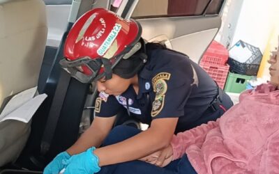 Vehículo impacta con muro y mujer resulta herida