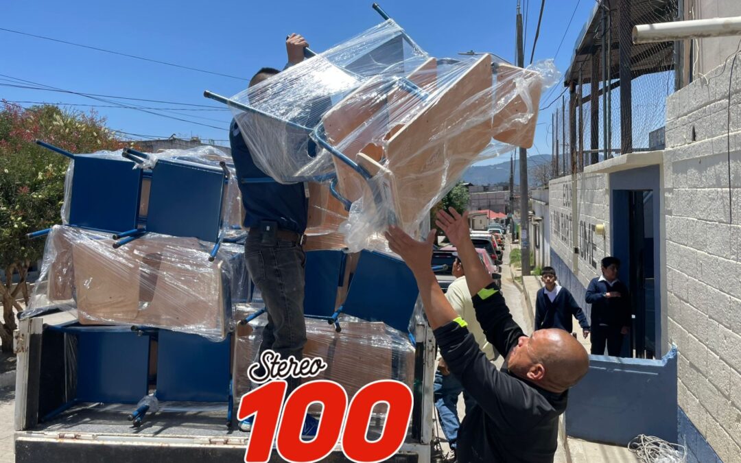 Metroproyectos dona 100 escritorios a escuela en Quetzaltenango